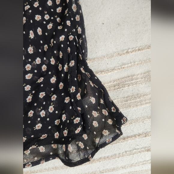 At Last & Co. Women's Sheer floral blouse with ruffled sleeves medium - Picture 4 of 8